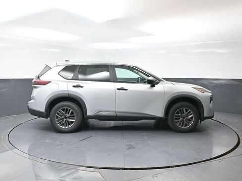 Used 2024 Nissan Rogue S FWD image 3