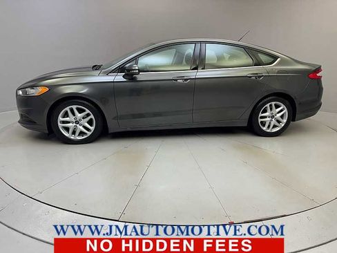 Used 2016 Ford Fusion SE image 2