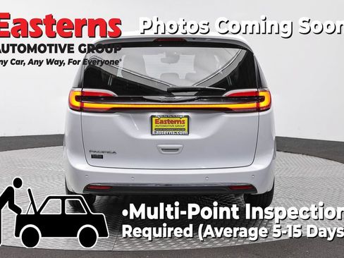 Used 2023 Chrysler Pacifica Touring-L FWD image 6