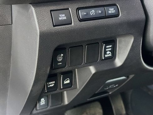 Used 2024 Nissan Frontier SV w/ Technology Package AWD/4WD image 11