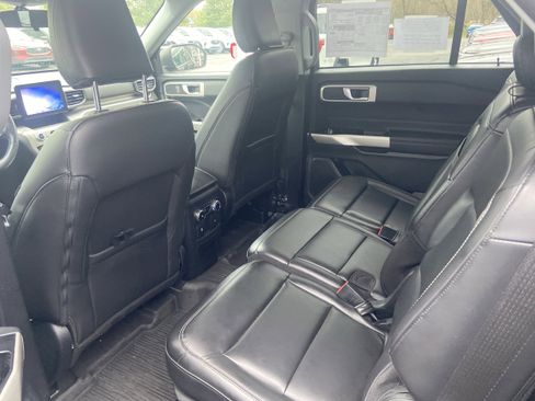 Used 2022 Ford Explorer XLT w/ Equipment Group 202A image 7
