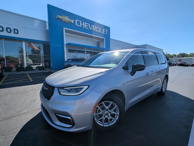 Used 2024 Chrysler Pacifica Touring-L FWD image 32