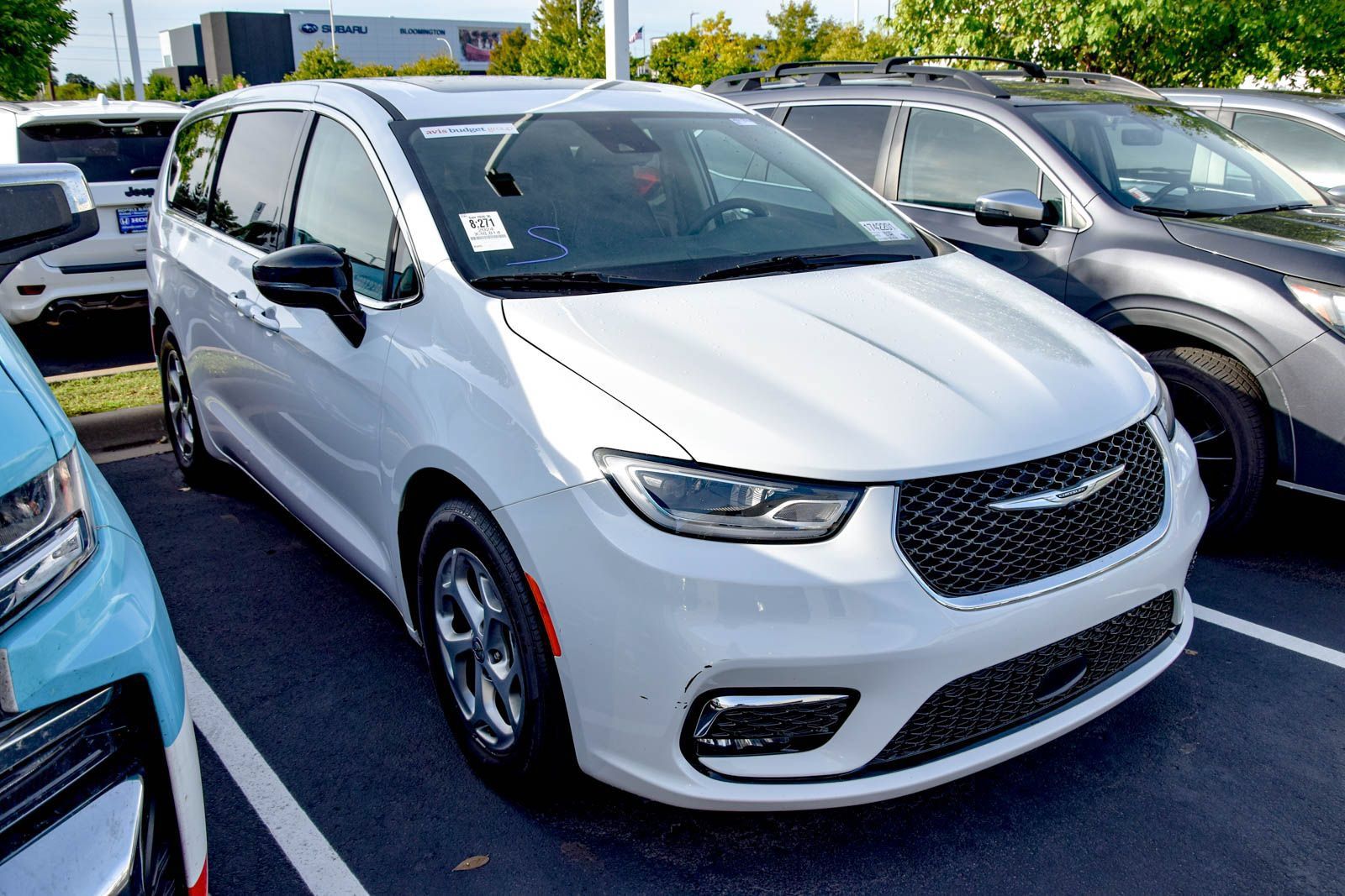 Used 2024 Chrysler Pacifica Limited FWD image 3