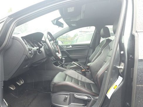 Used 2017 Volkswagen GTI SE image 9