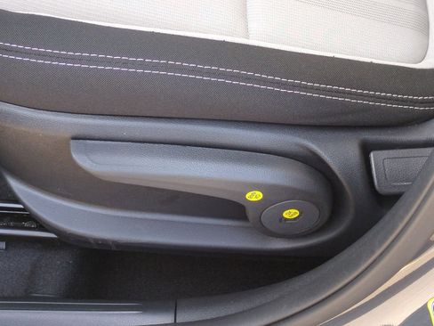 Used 2025 Hyundai Venue SEL image 34