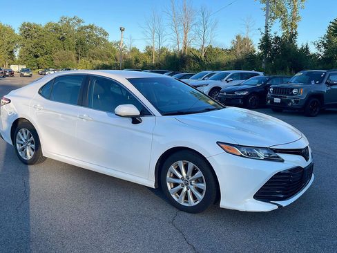 Used 2018 Toyota Camry LE FWD image 3