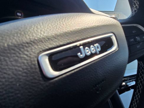 Used 2025 Jeep Grand Cherokee Altitude AWD/4WD image 21