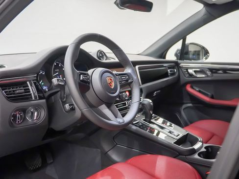 Certified 2026 Porsche Macan AWD/4WD image 4