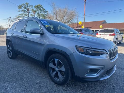 Used 2019 Jeep Cherokee Limited image 3