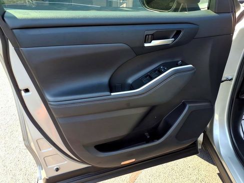 Used 2022 Toyota Highlander XLE FWD image 16