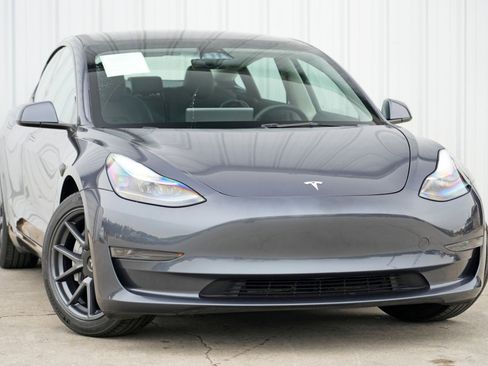 Used 2023 Tesla Model 3 Standard Range image 3