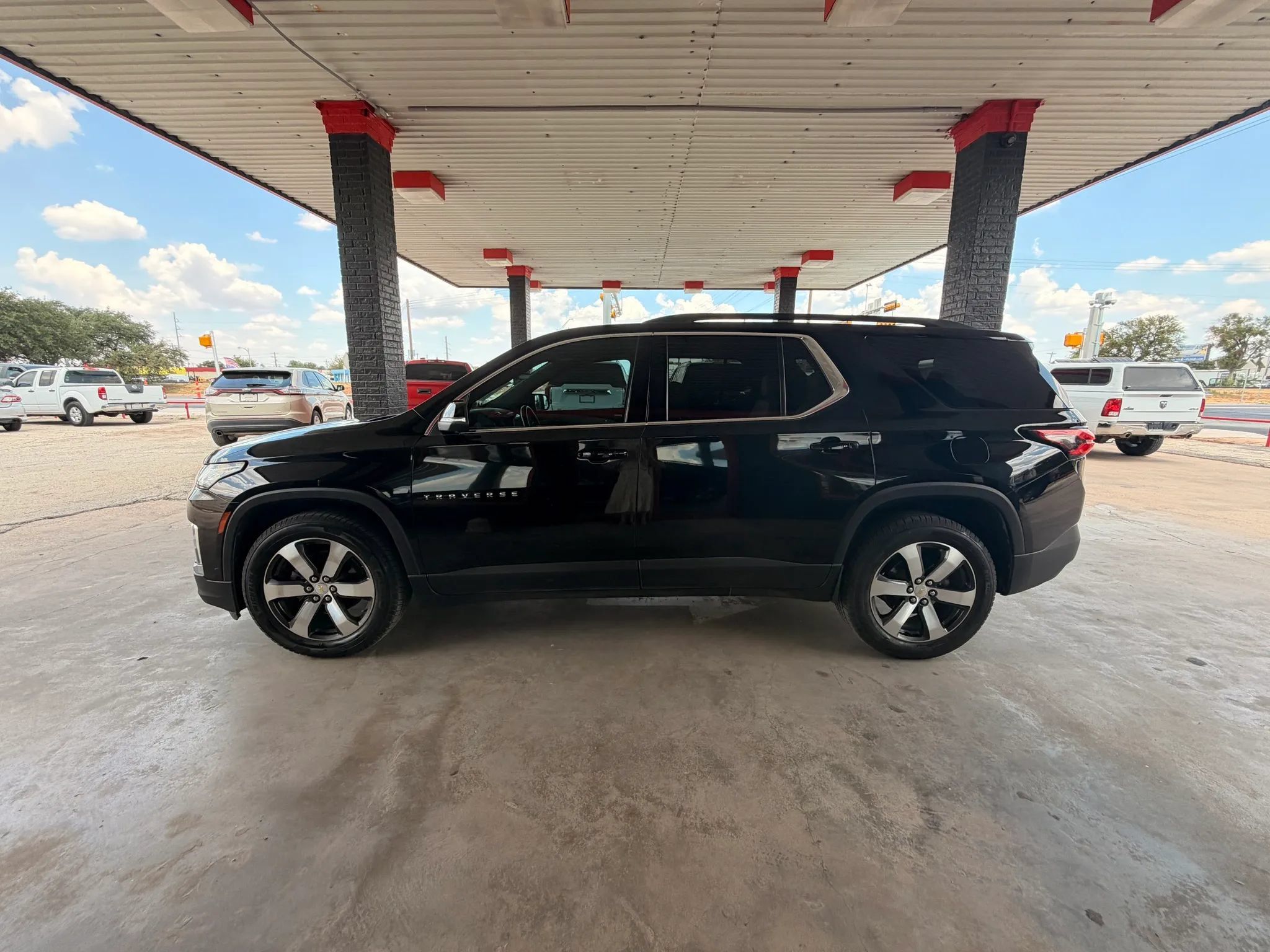 Used 2022 Chevrolet Traverse LT w/ LT Premium Package FWD image 3