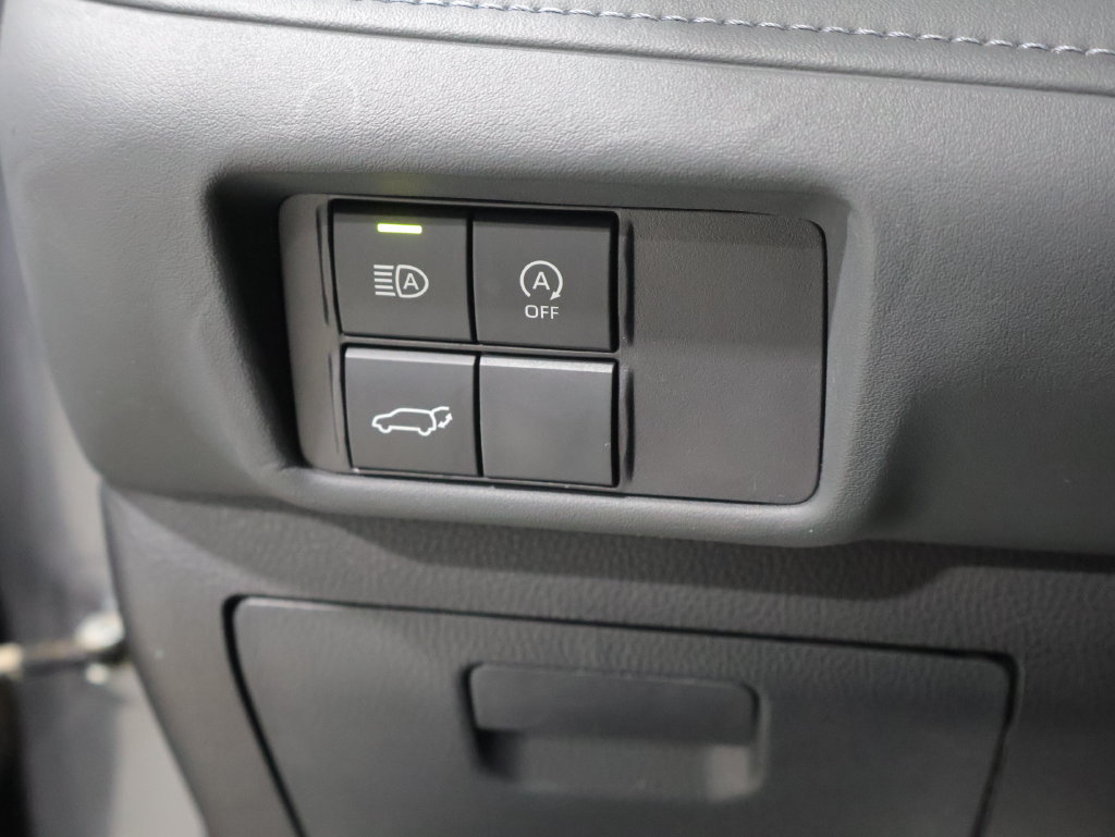 Used 2024 Toyota Highlander LE FWD image 32