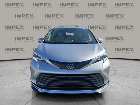 Used 2025 Toyota Sienna Platinum image 8