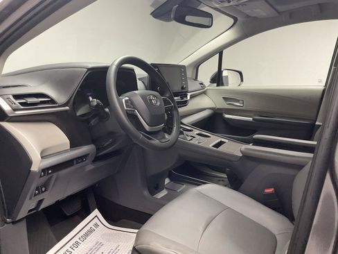 Used 2021 Toyota Sienna XLE FWD image 11