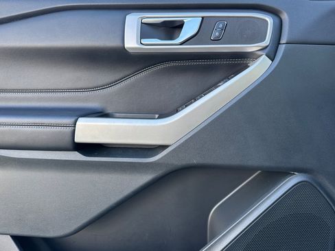 Used 2022 Ford Explorer XLT w/ Equipment Group 202A image 11