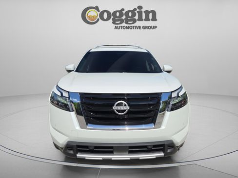 Certified 2025 Nissan Pathfinder Platinum FWD image 8