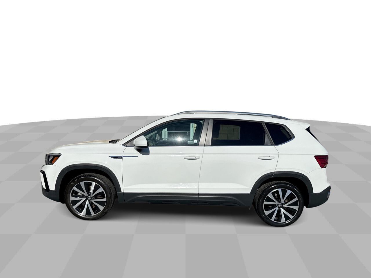 Used 2024 Volkswagen Taos SE w/ Panoramic Sunroof Package FWD image 5