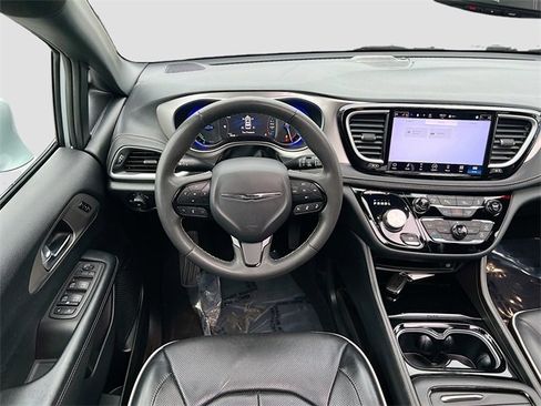Used 2022 Chrysler Pacifica Limited w/ Uconnect Theater Family Group image 24