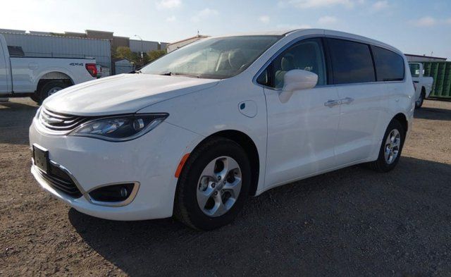 Used 2019 Chrysler Pacifica Touring Plus FWD image 2