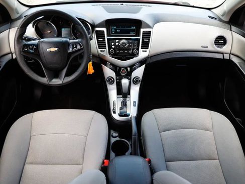 Used 2016 Chevrolet Cruze LT image 2