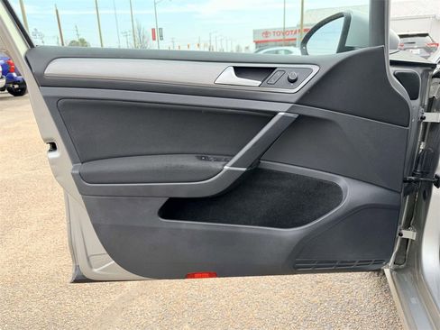 Used 2016 Volkswagen Golf S image 17