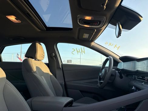 Used 2025 Hyundai Elantra SEL FWD image 24