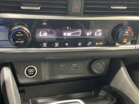 Used 2023 Nissan Rogue SV image 16