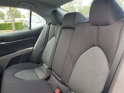 Used 2018 Toyota Camry LE image 11