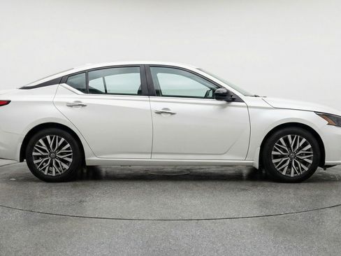 Used 2025 Nissan Altima 2.5 SV image 11
