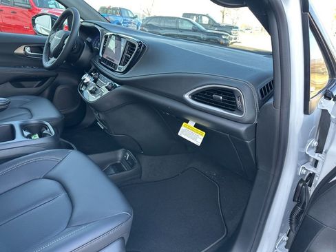 New 2026 Chrysler Pacifica Select image 57
