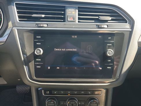 Used 2018 Volkswagen Tiguan SE w/ Panoramic Sunroof Package image 38