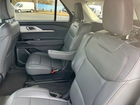 Used 2025 Ford Explorer Active w/ Active Comfort Package image 17