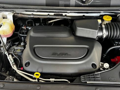 Certified 2023 Chrysler Pacifica Limited w/ Uconnect Theater Family Group FWD image 26