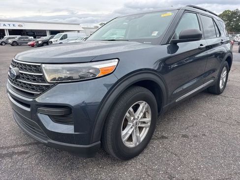 Used 2022 Ford Explorer XLT image 3