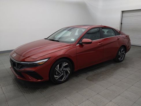 Used 2025 Hyundai Elantra SEL FWD image 2