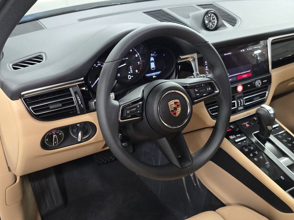 Certified 2025 Porsche Macan AWD/4WD image 4