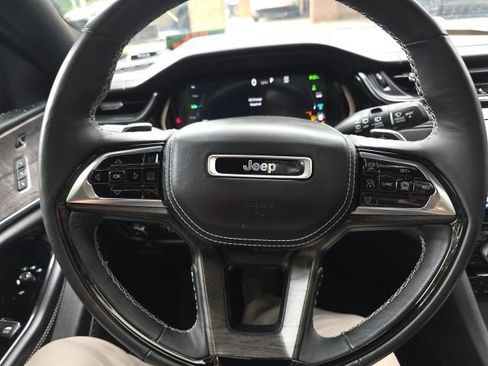 Used 2023 Jeep Grand Cherokee Overland w/ Advanced Protech Group III AWD/4WD image 18