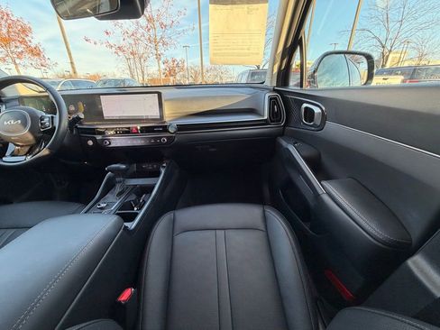Used 2025 Kia Sorento S image 21