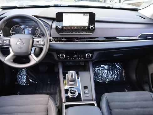 Used 2024 Mitsubishi Outlander SE image 18