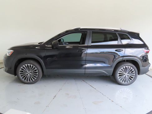 New 2025 Volkswagen Taos SE image 8