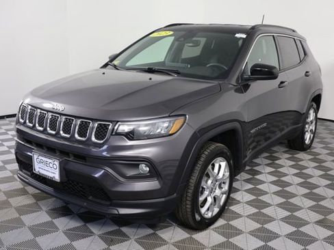 Used 2023 Jeep Compass Latitude image 4