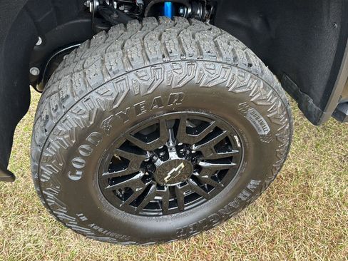 Used 2024 Chevrolet Silverado 2500 ZR2 w/ Technology Package image 31