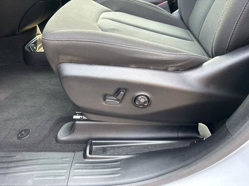 Used 2023 Chrysler Pacifica Touring FWD image 10