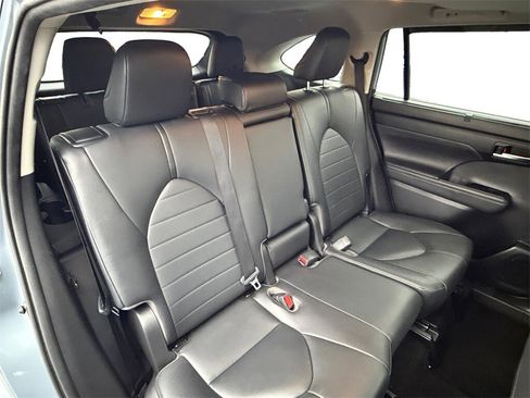Used 2020 Toyota Highlander XLE image 18