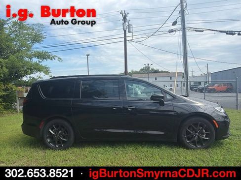 Used 2026 Chrysler Pacifica Limited w/ S Appearance Package FWD image 4