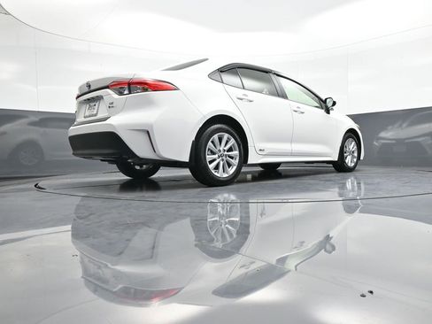 Certified 2025 Toyota Corolla LE image 28