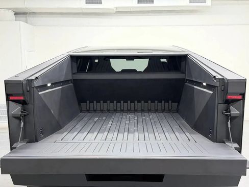 Used 2025 Tesla Cybertruck 2WD Crew Cab image 32