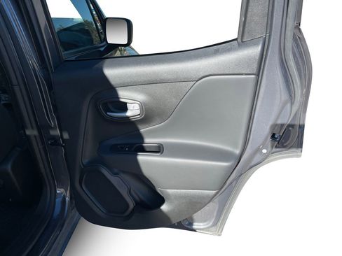 Used 2023 Jeep Renegade Latitude image 18