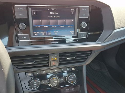 Used 2024 Volkswagen Jetta SE FWD image 17
